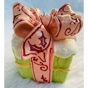 NWOT Christmas Wonderland Cake Holly Ribbon Bow Glitter Icing By Rainbow Inc.